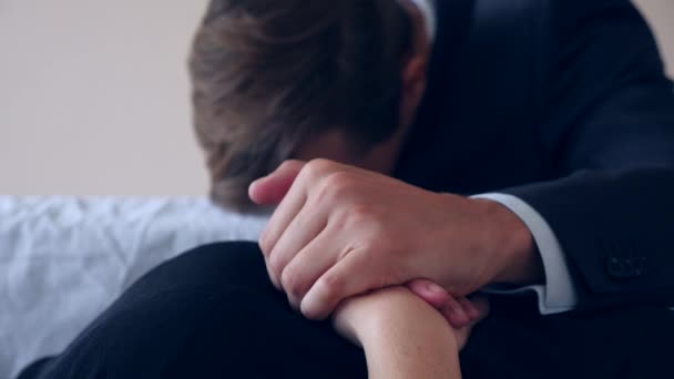 Pohřeb, smutek a truchlení koncept - smutný muž mluví a pláč u rakve. 4k, — Stock video