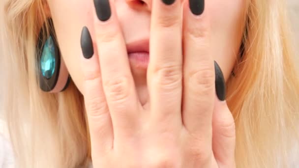 Bodymificatie. een meisje met een gespleten tong likt haar middelvinger, toont een bordje om je te neuken. 4k, Slow-Motion, kopieer ruimte — Stockvideo