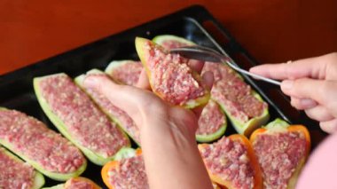 Kabak hazırlama kadın eller kıyma ve Bulgar biber dolması. 4 k, yavaş hareket, yakın çekim