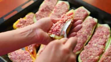 Kabak hazırlama kadın eller kıyma ve Bulgar biber dolması. 4 k, yavaş hareket, yakın çekim