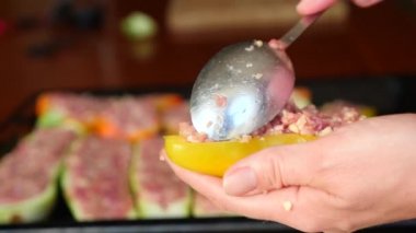 Kabak hazırlama kadın eller kıyma ve Bulgar biber dolması. 4 k, yavaş hareket, yakın çekim