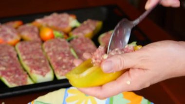 Kabak hazırlama kadın eller kıyma ve Bulgar biber dolması. 4 k, yavaş hareket, yakın çekim