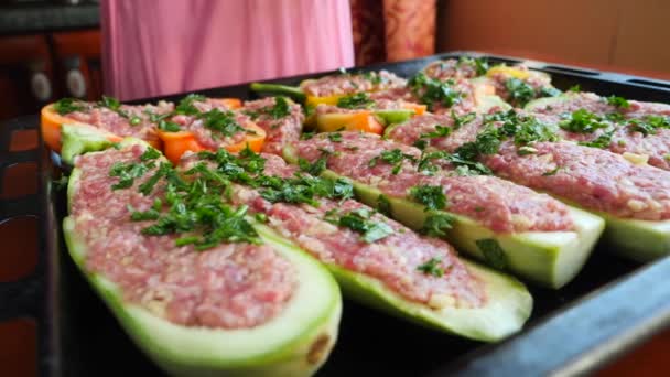 Mains de femmes préparant des courgettes farcies de viande hachée et de poivrons bulgares. 4k, ralenti, gros plan — Video