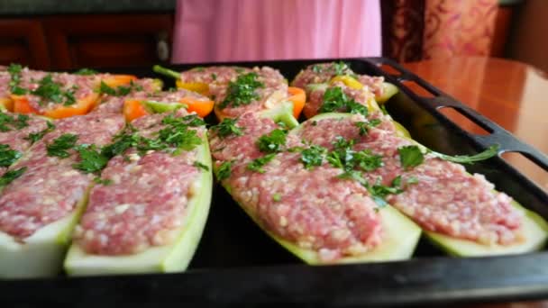 Mãos de mulheres preparando abobrinha recheada com carne picada e pimentas búlgaras. 4k, câmera lenta, close-up — Vídeo de Stock