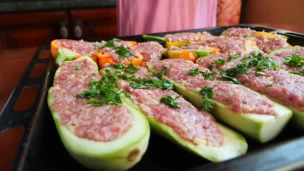 Mãos de mulheres preparando abobrinha recheada com carne picada e pimentas búlgaras. 4k, câmera lenta, close-up — Vídeo de Stock