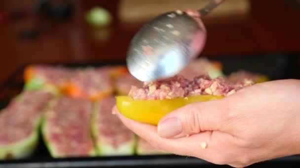 Mains de femmes préparant des courgettes farcies de viande hachée et de poivrons bulgares. 4k, ralenti, gros plan — Video
