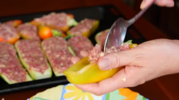 Mãos de mulheres preparando abobrinha recheada com carne picada e pimentas búlgaras. 4k, câmera lenta, close-up — Vídeo de Stock