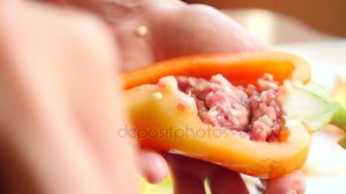 Kabak hazırlama kadın eller kıyma ve Bulgar biber dolması. 4 k, yavaş hareket, yakın çekim