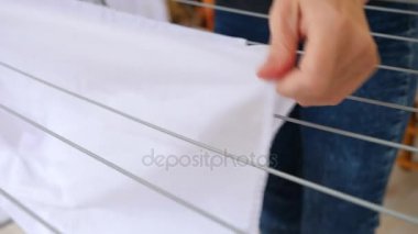 Çamaşır kurutma makinesi bir giysili asılı. 4k, ağır çekim