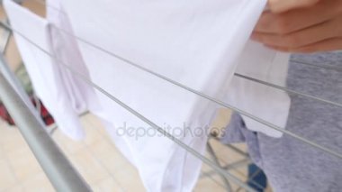 Çamaşır kurutma makinesi bir giysili asılı. 4k, ağır çekim