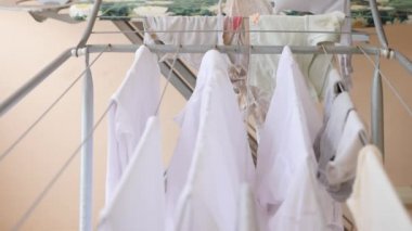 Çamaşır kurutma makinesi bir giysili asılı. 4k, ağır çekim