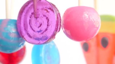 renkli lolipop havada asılı. 4 k yavaş hareket