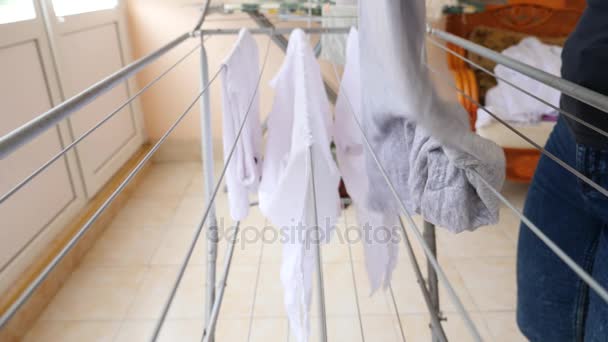 Desligar a roupa lavada num secador de roupa. 4k, câmera lenta — Vídeo de Stock