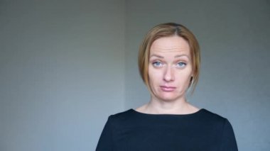 4 k. yakın çekim parlak mavi gözlü güzel sarışın kadının. genç bir kadın portresi. beden dili ve hareketleri. o onun Tapınağı'nda parmağıyla katlanmış