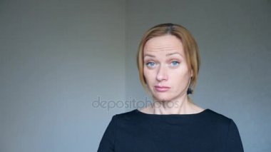 4 k. yakın çekim parlak mavi gözlü güzel sarışın kadının. genç bir kadın portresi. beden dili ve hareketleri. alın onu yumruk bayıltır