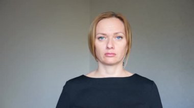 4 k. yakın çekim parlak mavi gözlü güzel sarışın kadının. genç bir kadın portresi. beden dili ve hareketleri. o elleriyle gözlerini kapamaz, görmek istiyorum değil.