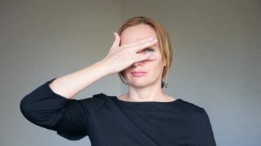 4 k. yakın çekim parlak mavi gözlü güzel sarışın kadının. genç bir kadın portresi. beden dili ve hareketleri. o elleriyle gözlerini kapamaz, görmek istiyorum değil.