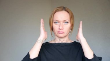 4 k. yakın çekim parlak mavi gözlü güzel sarışın kadının. genç bir kadın portresi. beden dili ve hareketleri. o kulaklarını, göz kapakları ve sessiz