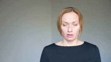4 k. Close-up parlak mavi gözlü güzel bir sarışın. Genç bir kadın portresi. işaret dili ve jestleri. o şaşırır
