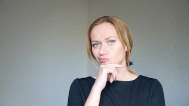 4 k. Close-up parlak mavi gözlü güzel bir sarışın. Genç bir kadın portresi. işaret dili ve jestleri. o bir kararını düşünüyor