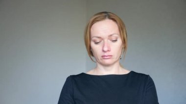 4 k. yakın çekim parlak mavi gözlü güzel sarışın kadının. genç bir kadın portresi. beden dili ve hareketleri. üzgün