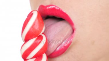 seksi kız bir lolipop yemek. oral seks simülasyonu. şeker yalama dil. 4 k, yavaş hareket, yakın çekim. kopya alanı