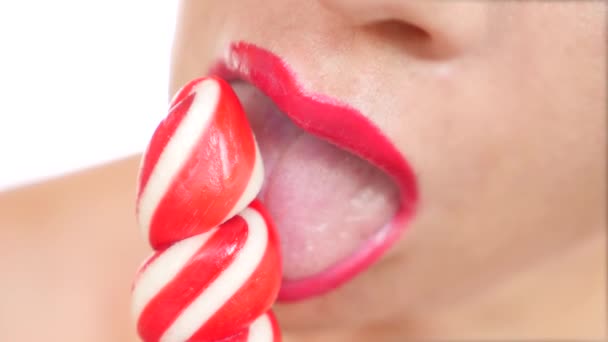 Seksi kız bir lolipop yemek. oral seks simülasyonu. şeker yalama dil. 4 k, yavaş hareket, yakın çekim. kopya alanı — Stok video