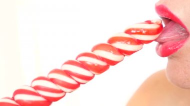 seksi kız bir lolipop yemek. oral seks simülasyonu. şeker yalama dil. 4 k, yavaş hareket, yakın çekim. kopya alanı