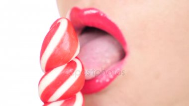 seksi kız bir lolipop yemek. oral seks simülasyonu. şeker yalama dil. 4 k, yavaş hareket, yakın çekim. kopya alanı