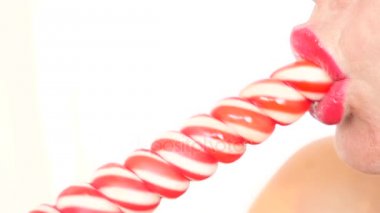 seksi kız bir lolipop yemek. oral seks simülasyonu. şeker yalama dil. 4 k, yavaş hareket, yakın çekim. kopya alanı