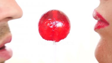 seksi çift erkek ve kadın bir lolipop yemek. oral seks simülasyonu. şeker yalama dil. 4k, yavaş hareket alanı kopyalayın. öpücük