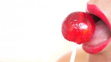 seksi kız bir lolipop yemek. oral seks simülasyonu. şeker yalama dil. 4 k, yavaş hareket, yakın çekim. kopya alanı