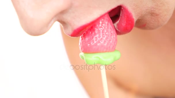 Chica sexy comiendo una piruleta. simulación de sexo oral. lengua lamiendo dulces. 4k, cámara lenta, primer plano. espacio de copia — Vídeos de Stock