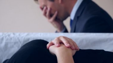 cenaze, üzüntü ve yas kavramı - söz ve tabutun yanında ağlayan üzgün bir adam. 4k,