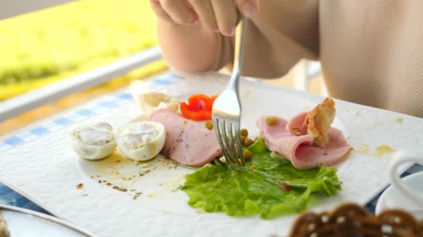 백인 여자는 야외 카페에서 전통적인 그리스 아침 식사. 4 k, 슬로우 모션 — 비디오