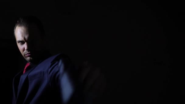 Man trekken uit zijn pistool in de duisternis en die gericht zijn op de camera. 4k, slow-motion — Stockvideo