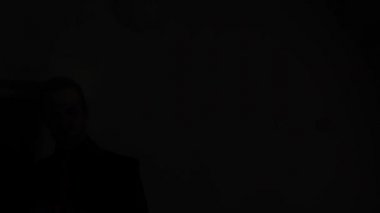 Bir adam bir silah karanlıkta ortaya çıkarır ve o başka birine teklif etmek. 4k, ağır çekim