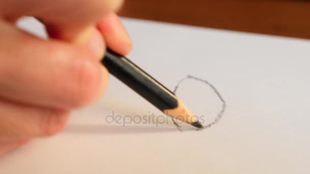 艺人之手绘图木制铅笔。4 k，慢动作特写 — 图库视频影像
