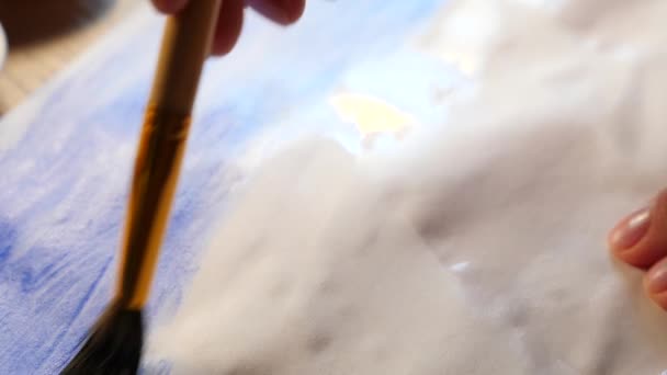 Umělec maluje barvy na bílém listu. Detail střapcem. 4k, zpomalené střílení — Stock video