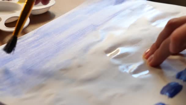 Taiteilija maalaa maalauksia valkoiselle lakanalle. lähikuva tupsu. 4k, hidastettu ammunta — kuvapankkivideo
