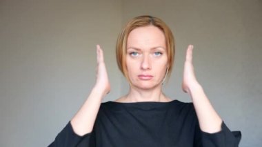 4 k. yakın çekim parlak mavi gözlü güzel sarışın kadının. genç bir kadın portresi. beden dili ve hareketleri. o kulaklarını, göz kapakları ve sessiz