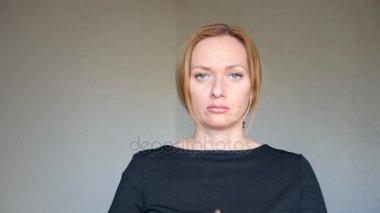 4 k. yakın çekim parlak mavi gözlü güzel sarışın kadının. genç bir kadın portresi. beden dili ve hareketleri. anlaşmazlık, ret, durdurma anlamına gelir bir haç elleri, yapıyor.