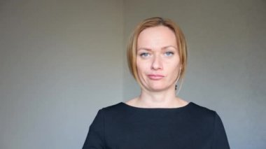 4 k. yakın çekim parlak mavi gözlü güzel sarışın kadının. genç bir kadın portresi. beden dili ve hareketleri. anlaşmazlık, ret