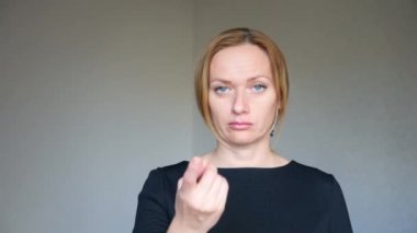 4 k. yakın çekim parlak mavi gözlü güzel sarışın kadının. genç bir kadın portresi. beden dili ve hareketleri. o bir işaret parmağıyla yapar, yanıma geldi