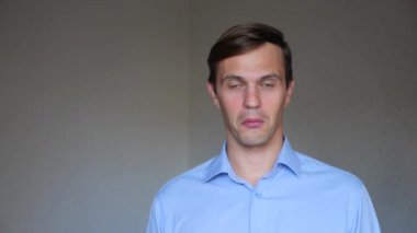 4 k. ağır çekim. Genç bir adam portresi kapatın. beden dili ve hareketleri. o sürpriz ve karışık.