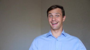 4 k. ağır çekim. Genç bir adam portresi kapatın. beden dili ve hareketleri. o anlaşma ve gülümser kafasını sallıyor