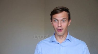 4 k. ağır çekim. Genç bir adam portresi kapatın. beden dili ve hareketleri. o sürpriz ve karışık.