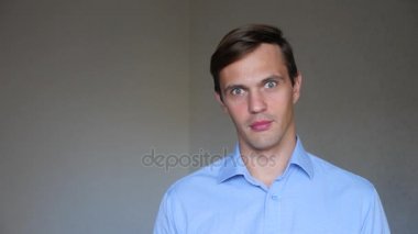 4 k. ağır çekim. Genç bir adam portresi kapatın. beden dili ve hareketleri. o sürpriz ve karışık.