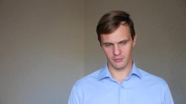 4 k. ağır çekim. Genç bir adam portresi kapatın. beden dili ve hareketleri. o üzücü