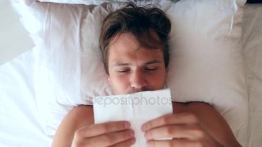 Ateşi olan bir adam evde yatakta yatıyor. 4k, ağır çekim